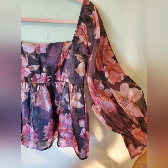 NWT Floral Peplum Top - Picture 4 of 9